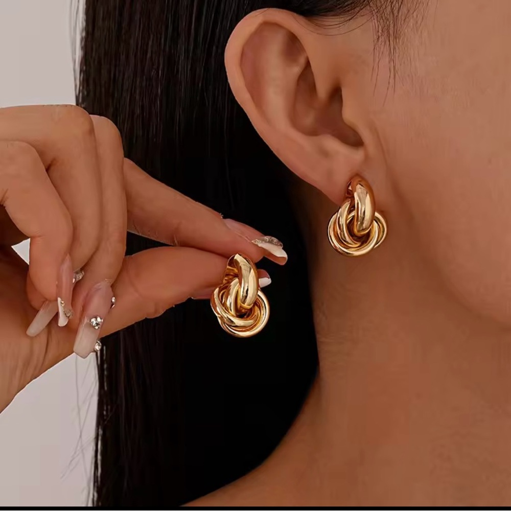 Elegant Gold Knot Earrings
